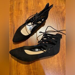 Fioni Black Lace Up Flats. Size 7W.